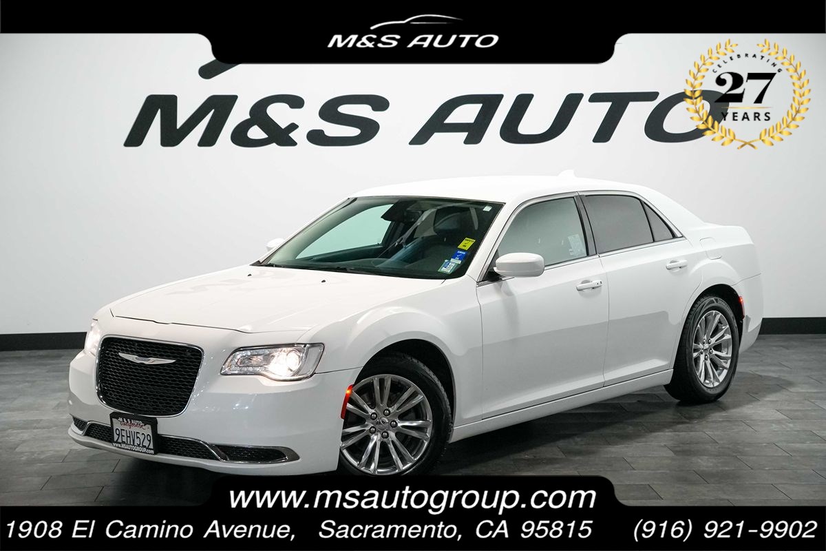 2017 Chrysler 300 Limited's photo
