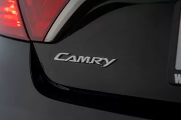 2017 Toyota Camry SE thumbnail