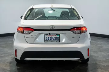 2022 Toyota Corolla LE thumbnail