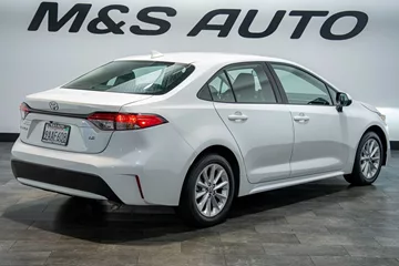2022 Toyota Corolla LE thumbnail