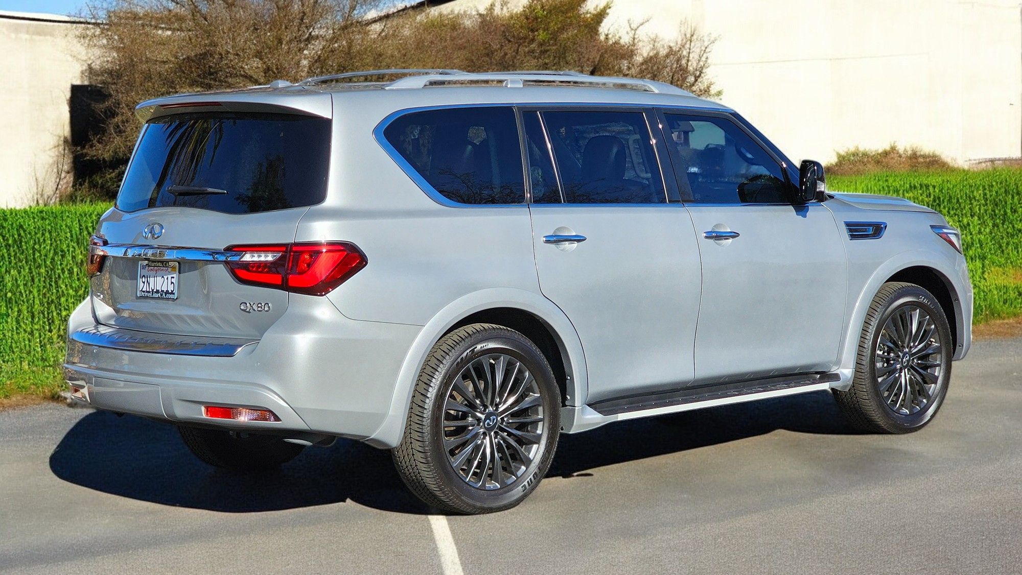 2022 INFINITI QX80 Sensory 4WD photo 2