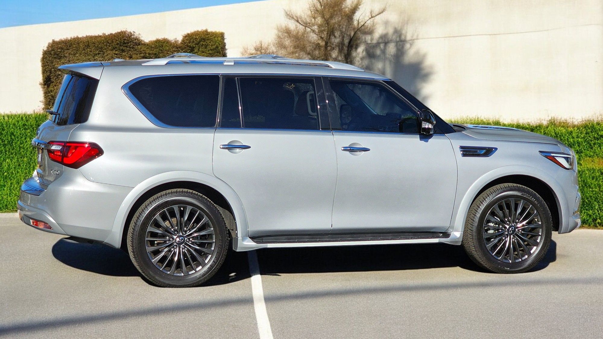 2022 INFINITI QX80 Sensory 4WD photo 8