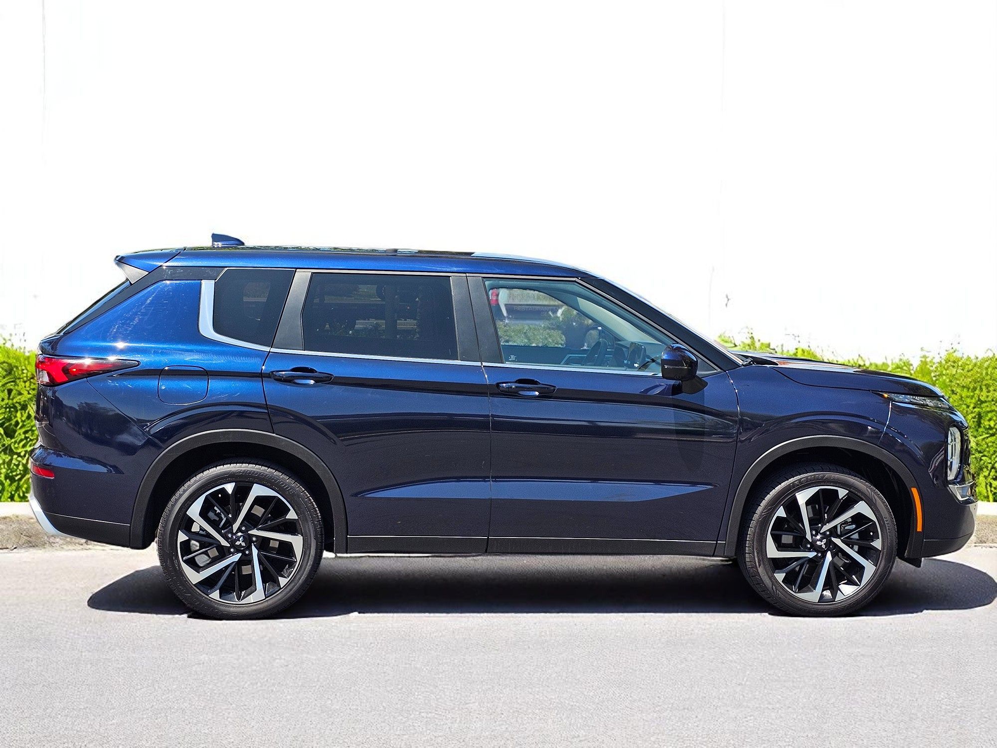 2024 Mitsubishi Outlander SE - Photo 11