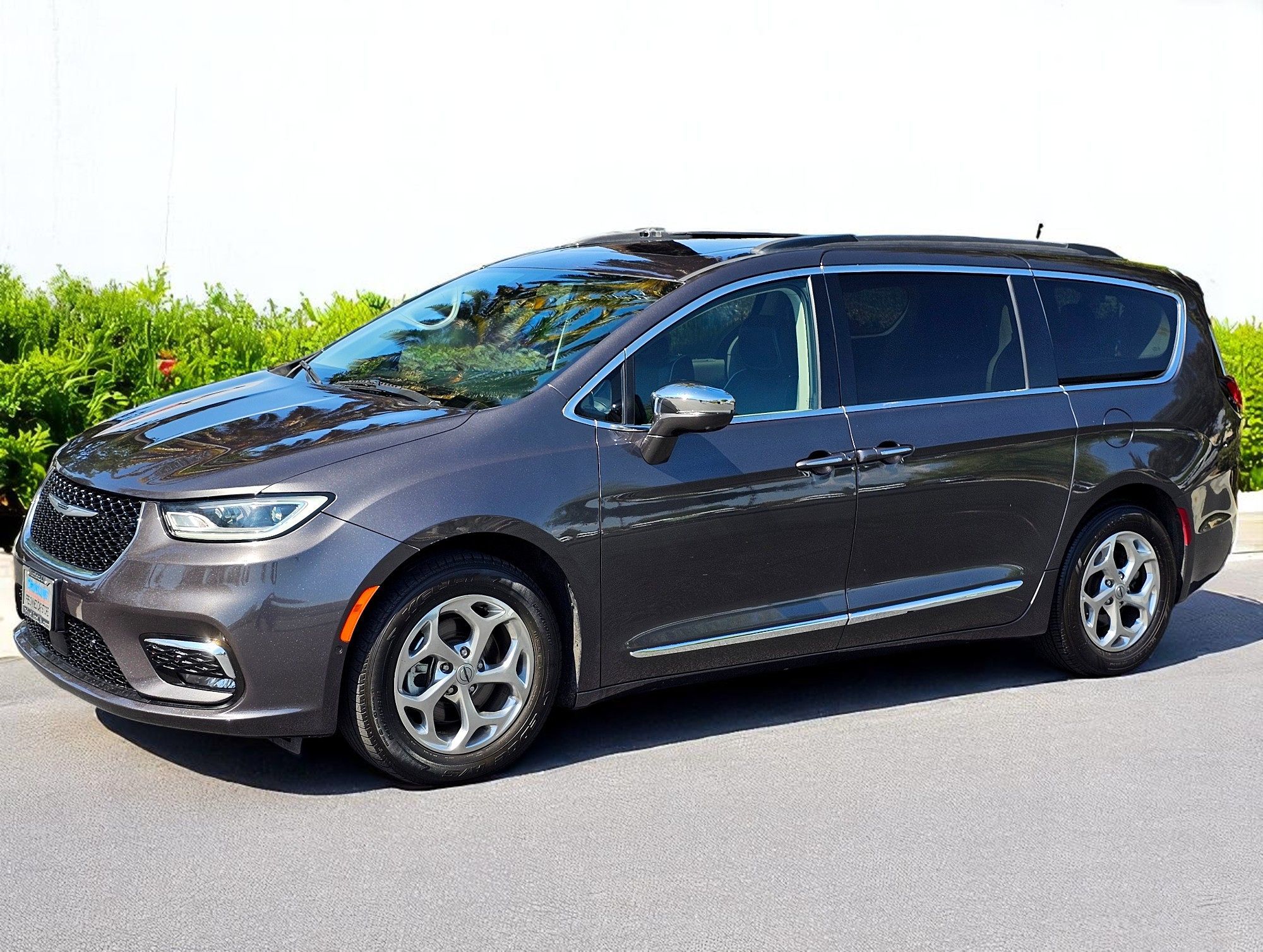 2022 Chrysler Pacifica Limited's photo