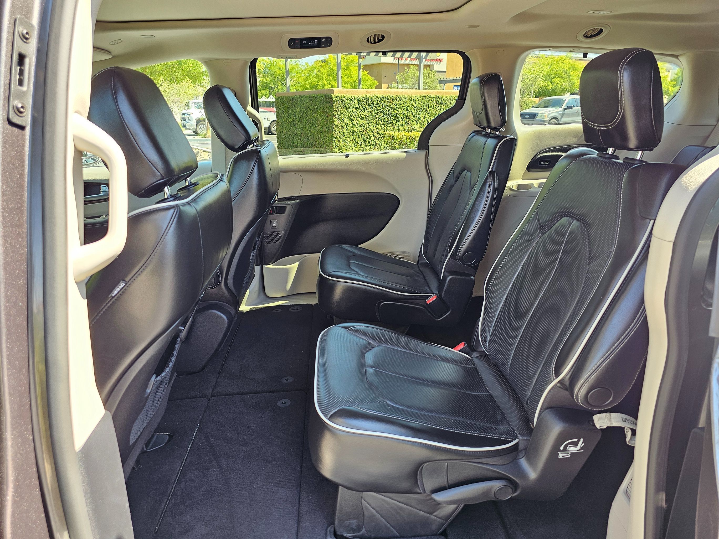 2022 Chrysler Pacifica Limited photo 17