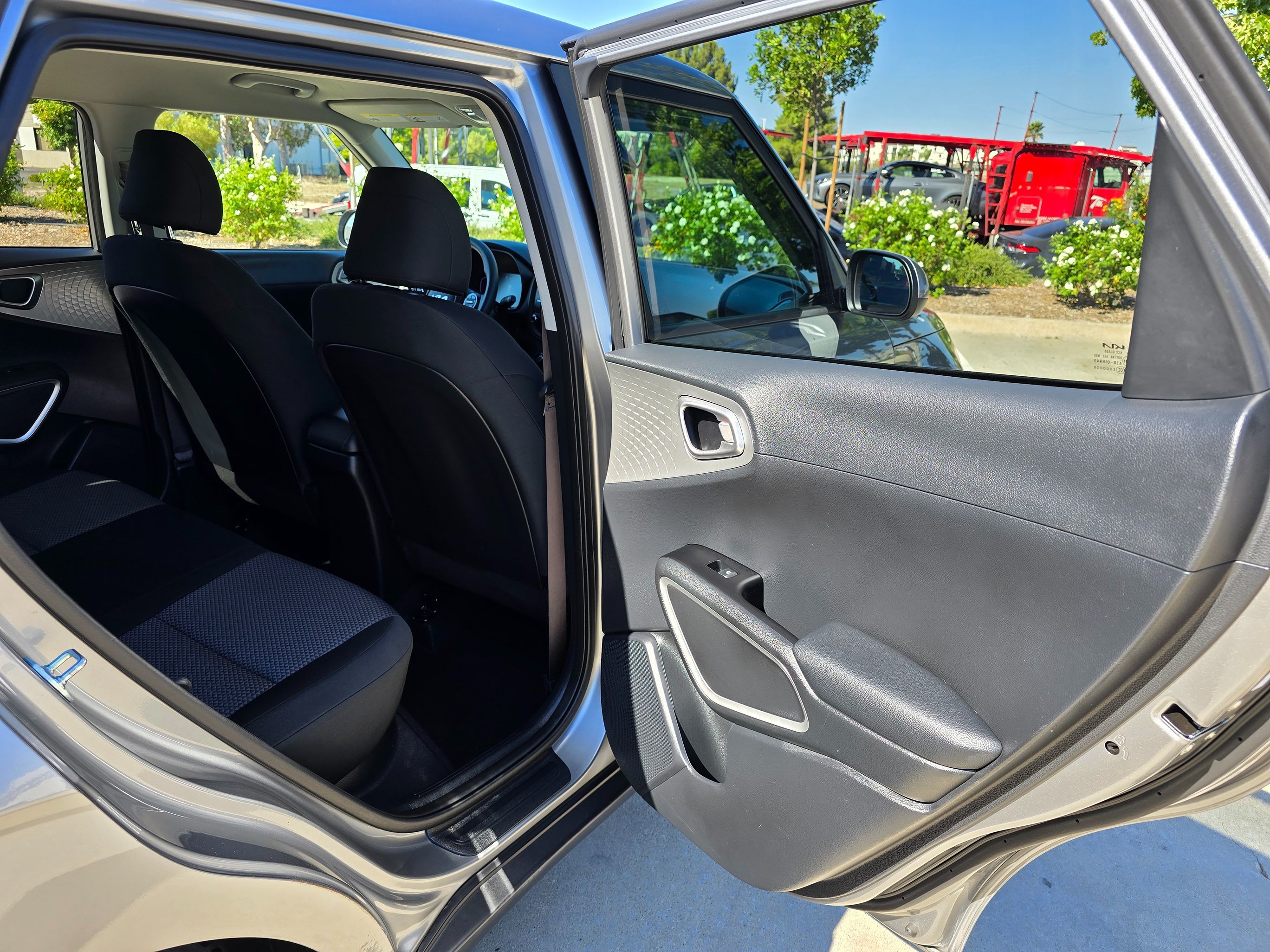2024 Kia Soul LX - Photo 29