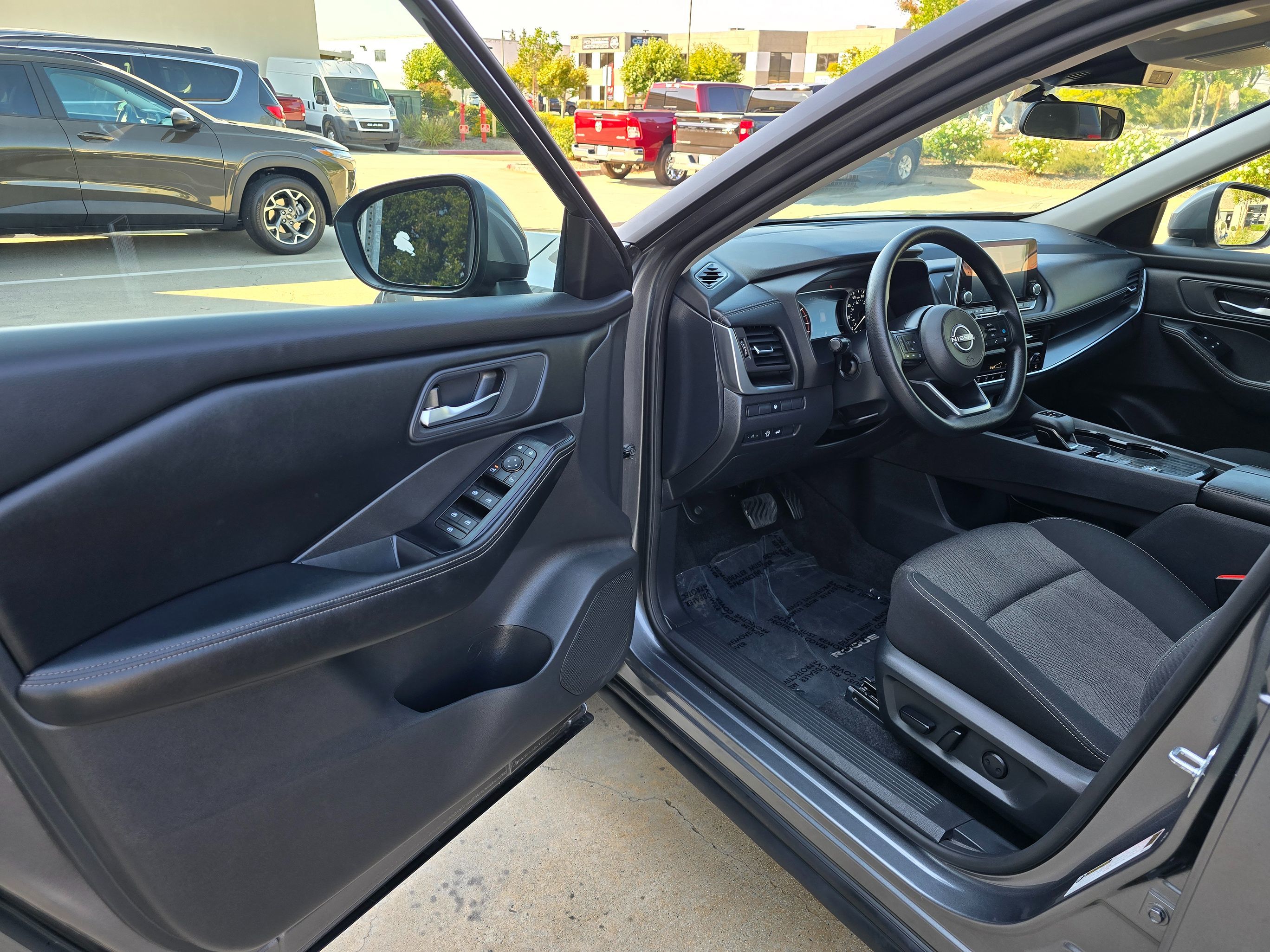 2024 Nissan Rogue SV - Photo 17