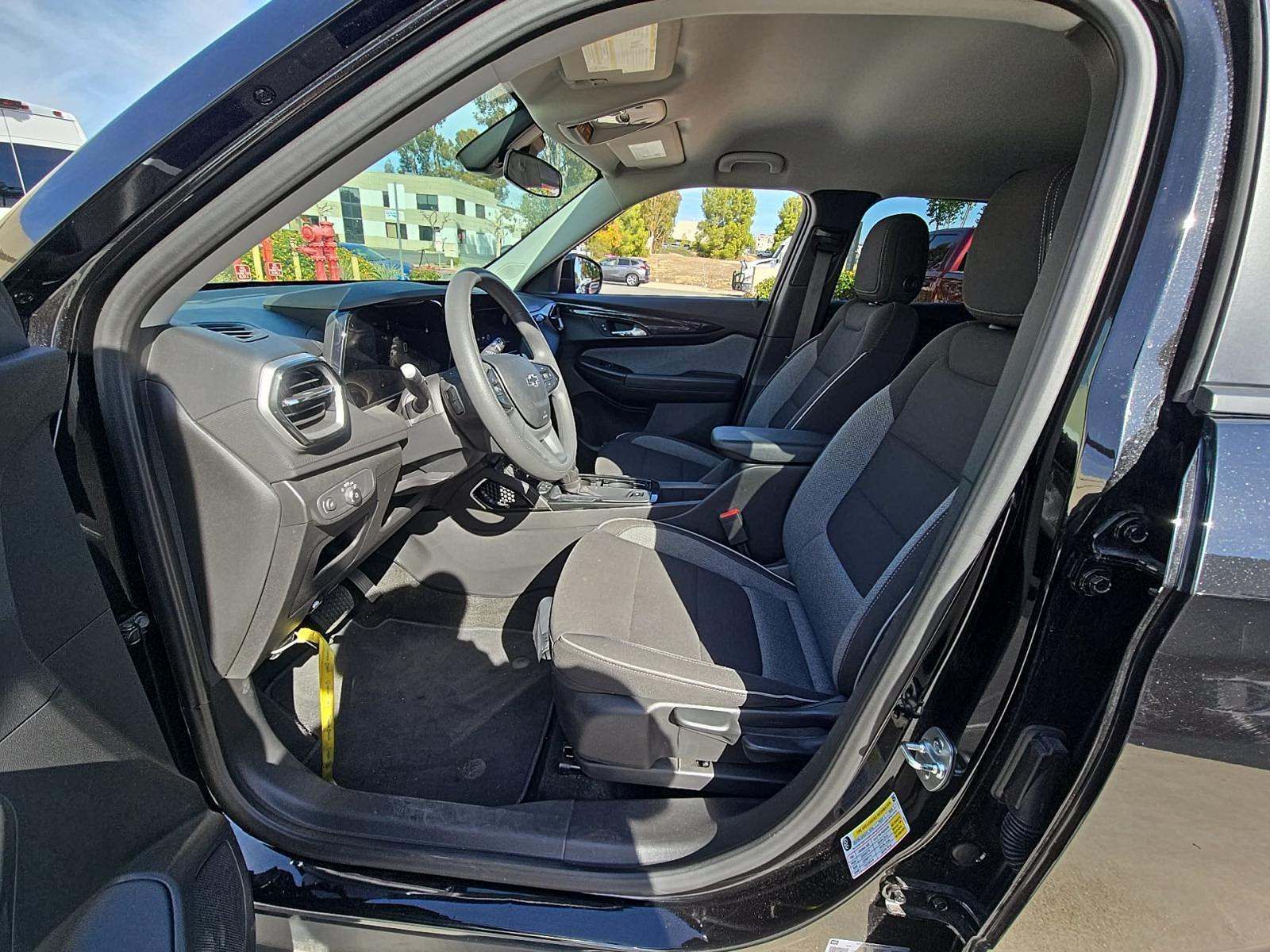 2025 Chevrolet Trailblazer LT photo 2