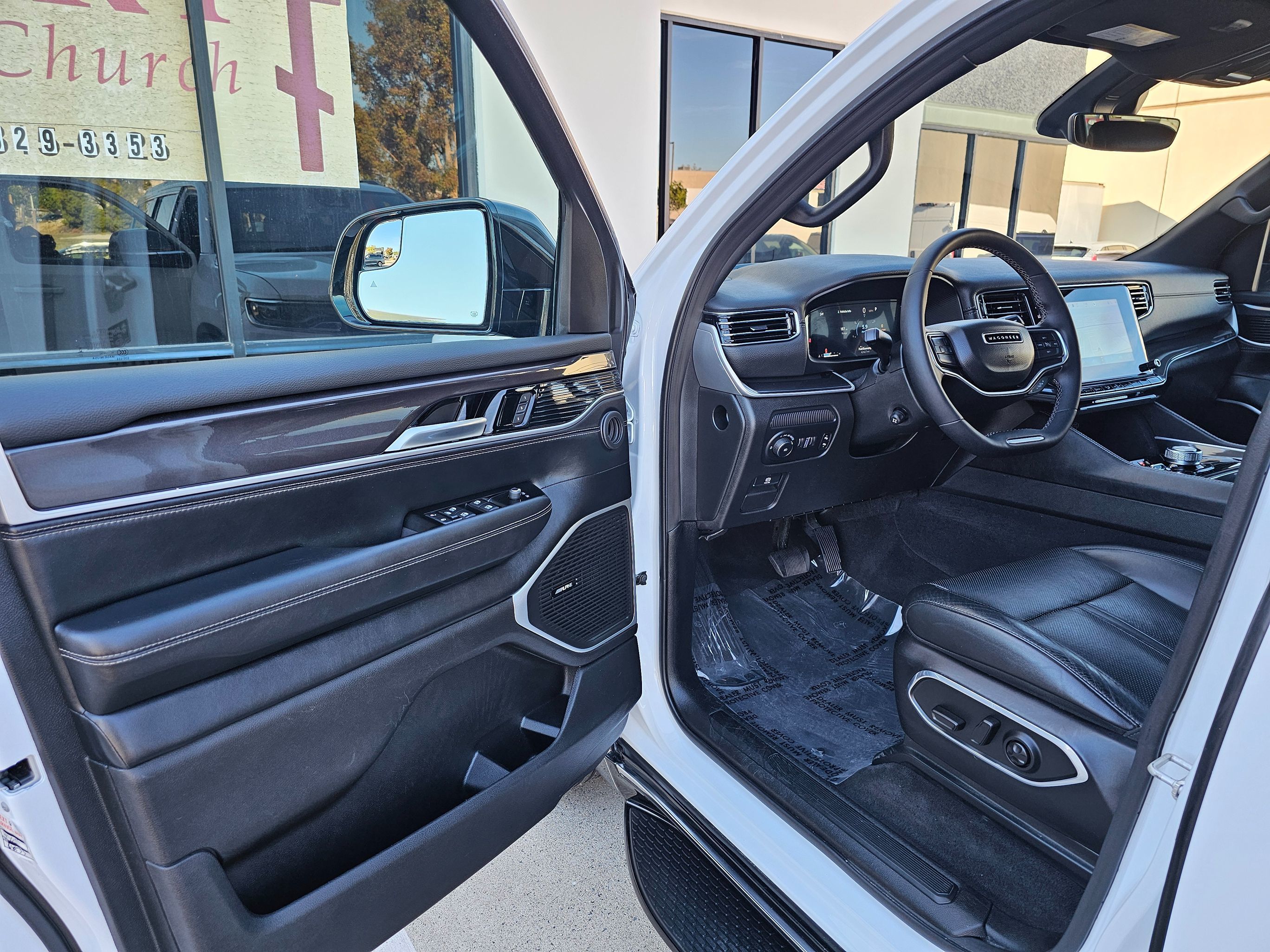 2024 Jeep Wagoneer L Series II photo 2