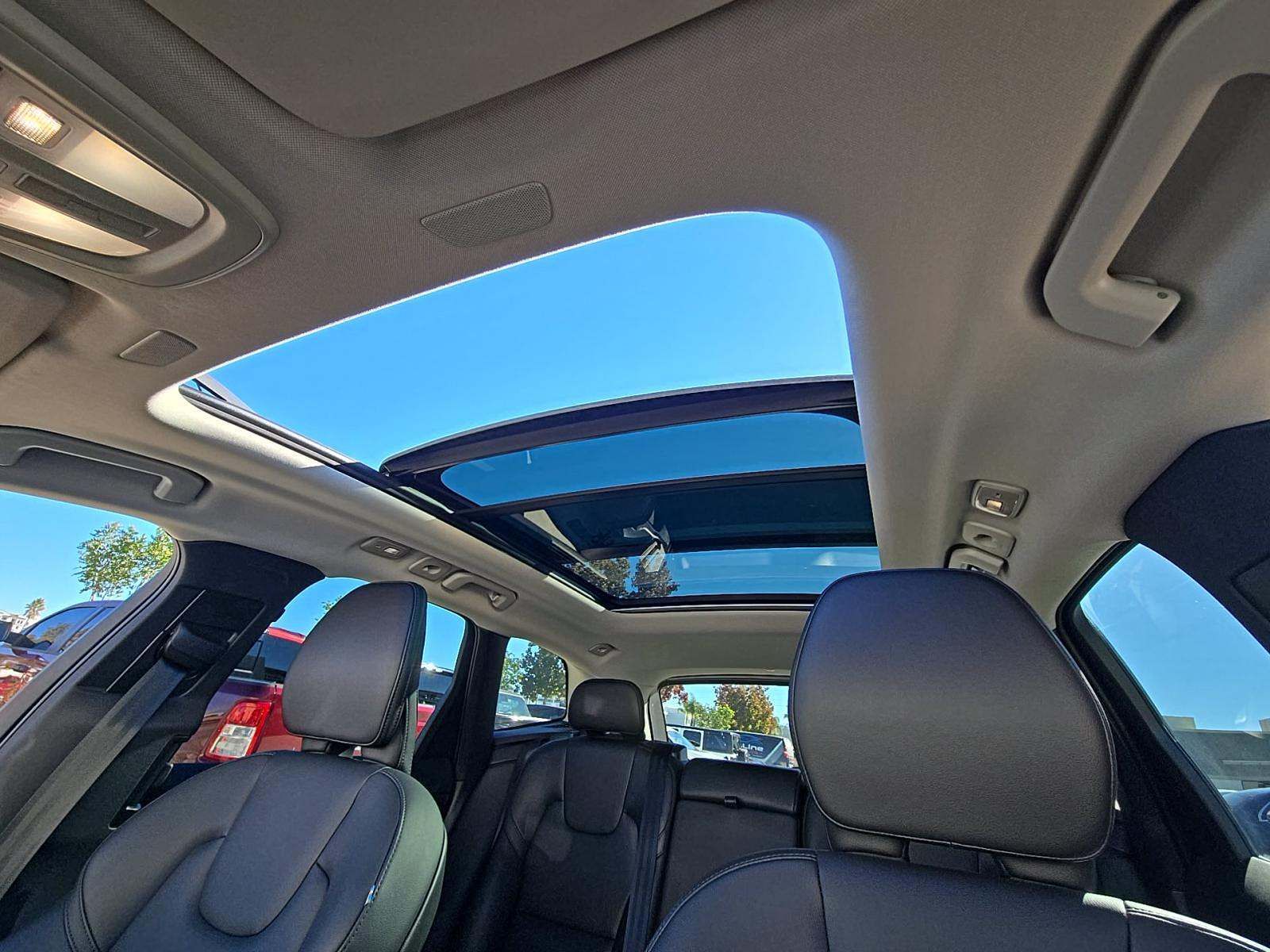 2025 Volvo XC60 Core photo 2