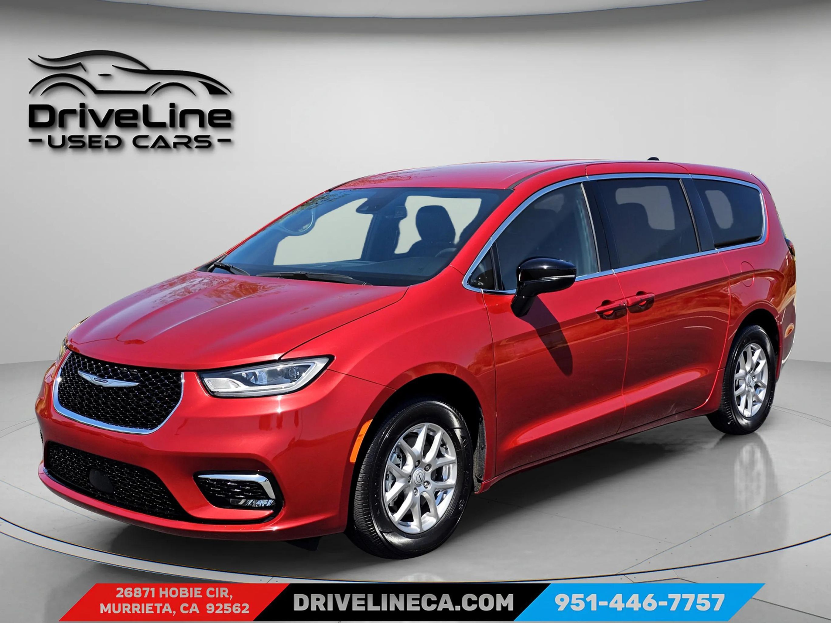 2025 Chrysler Pacifica Select's photo