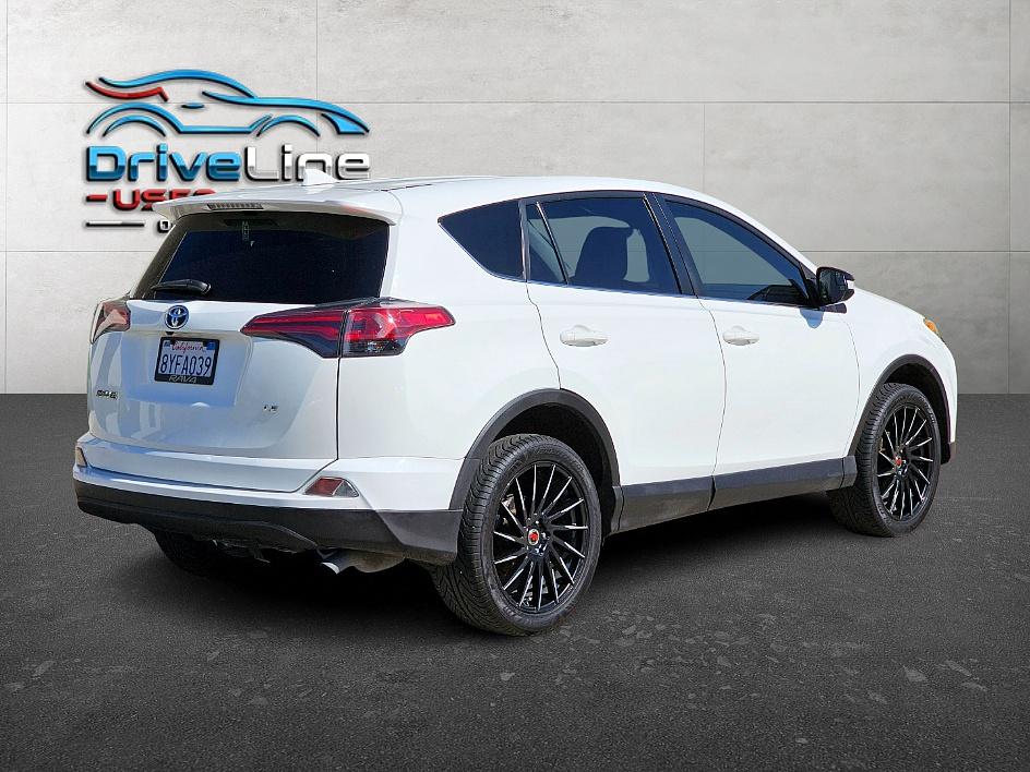2018 Toyota RAV4 LE photo 3