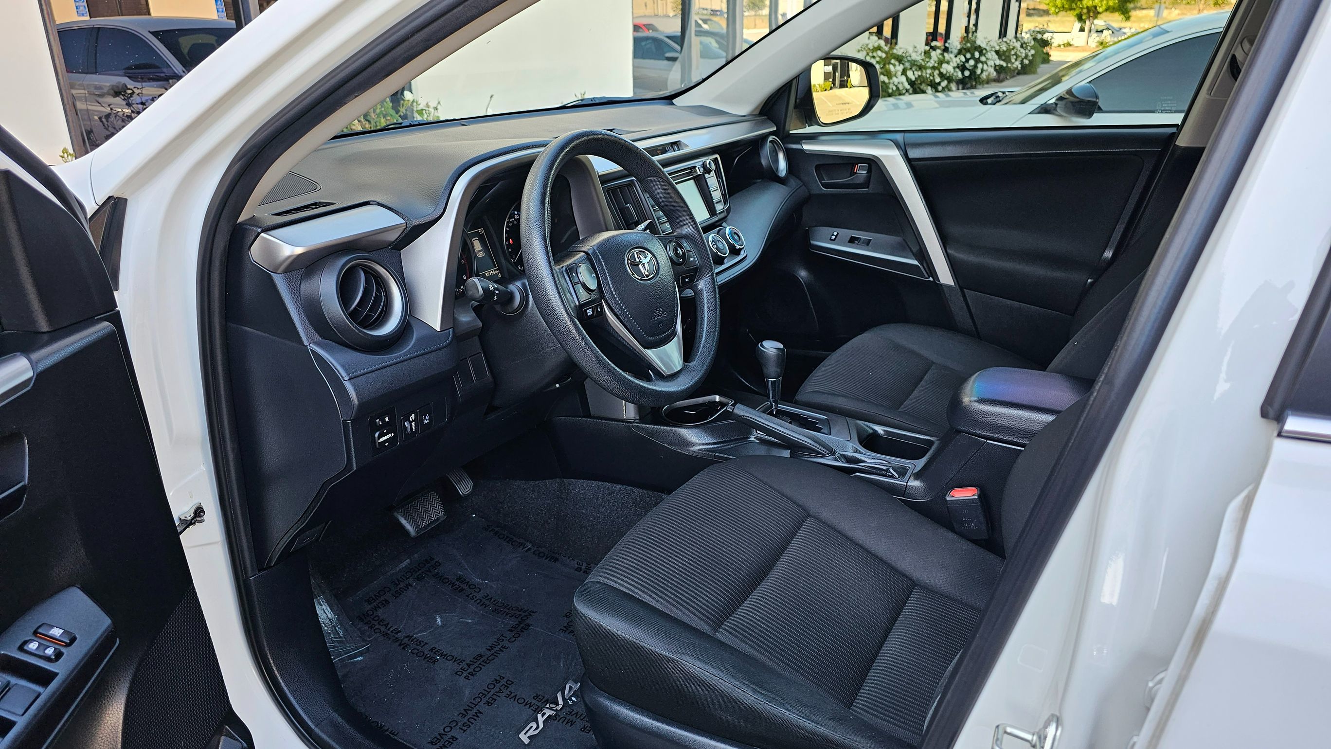 2018 Toyota RAV4 LE photo 17