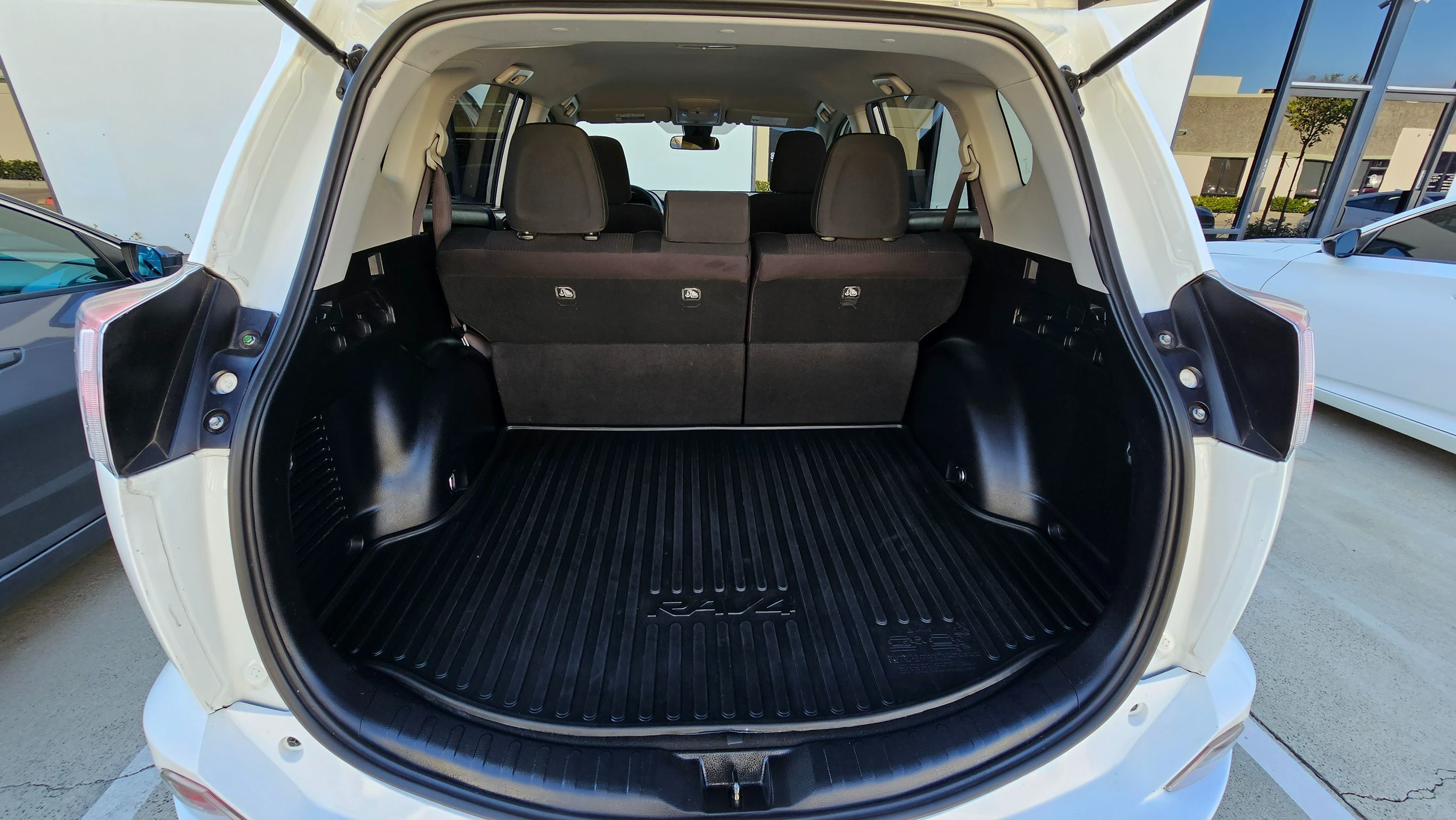 2018 Toyota RAV4 LE photo 25
