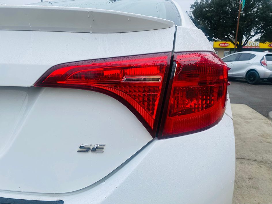 2019 Toyota Corolla SE photo 16