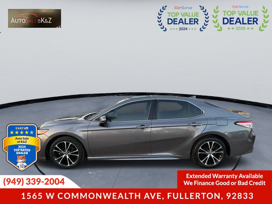 2020 Toyota Camry SE photo 3