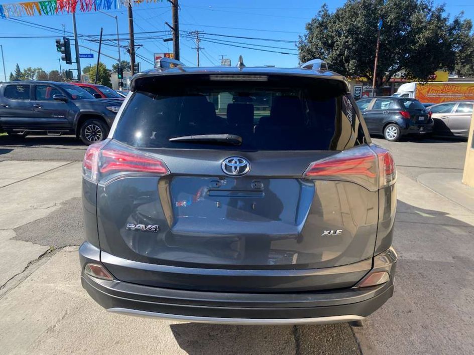 2017 Toyota RAV4 XLE - Photo 11
