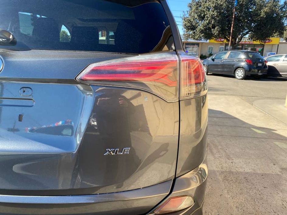 2017 Toyota RAV4 XLE - Photo 17