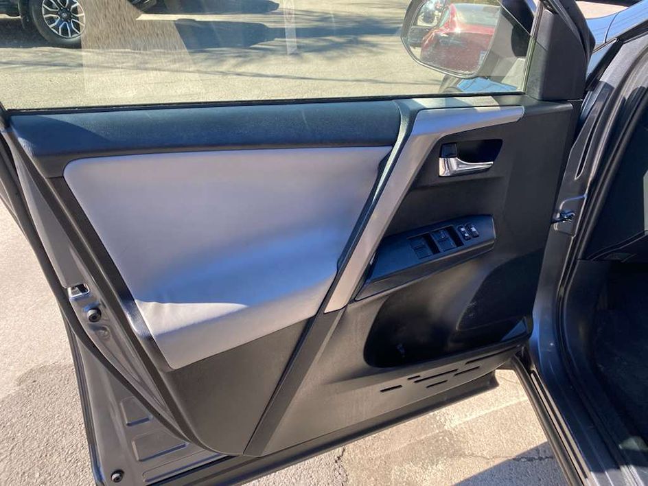 2017 Toyota RAV4 XLE - Photo 23
