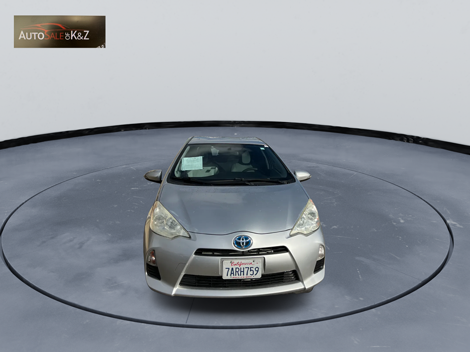 2016 Toyota Prius c Two's photo