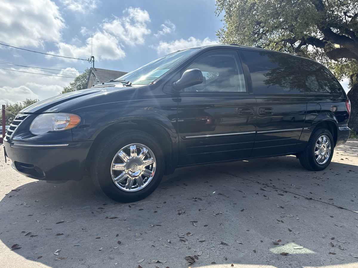 2007 Chrysler Town & Country Limited - Photo 2