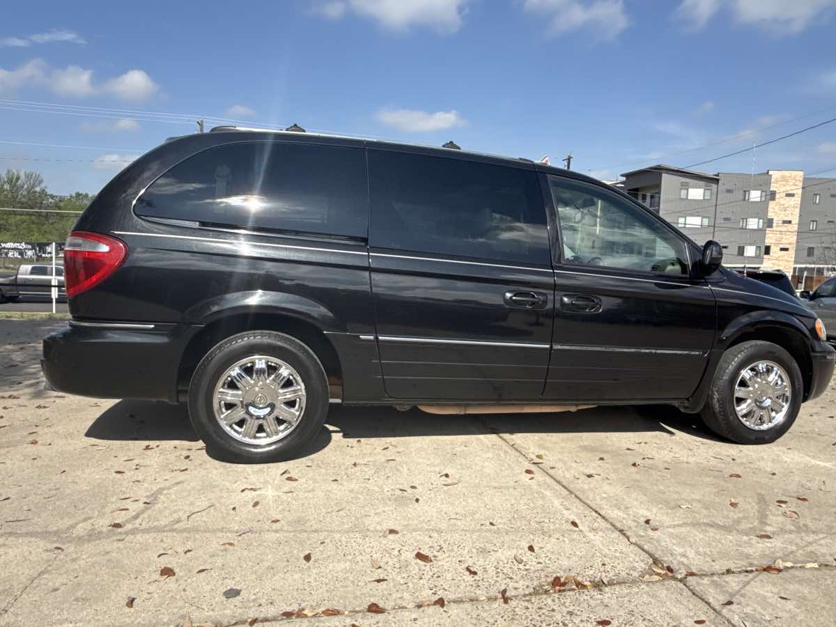 2007 Chrysler Town & Country Limited - Photo 4