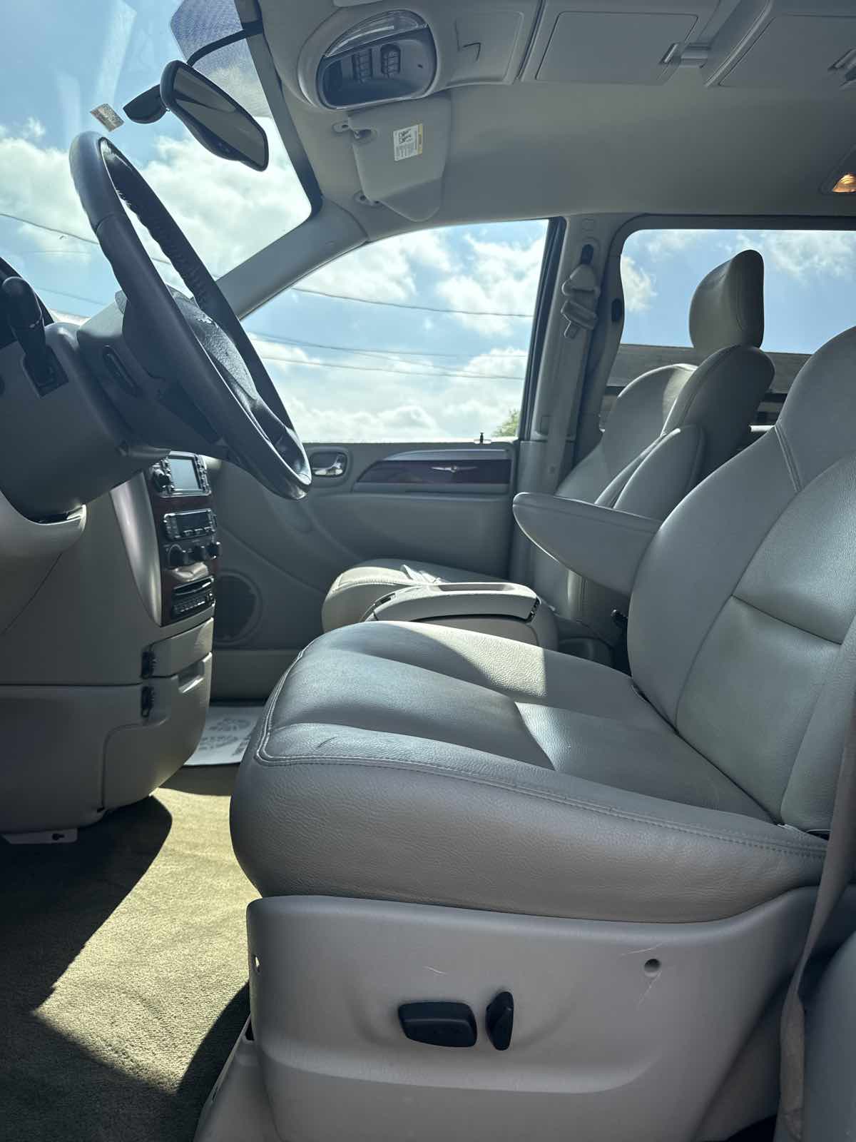 2007 Chrysler Town & Country Limited - Photo 5