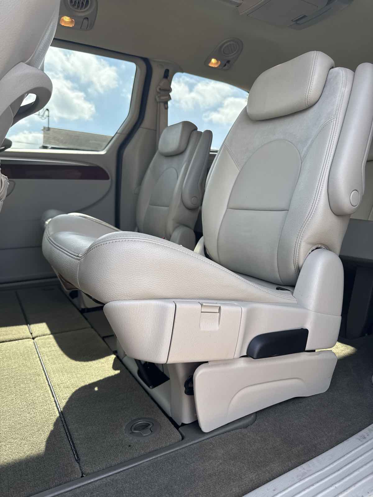 2007 Chrysler Town & Country Limited - Photo 6