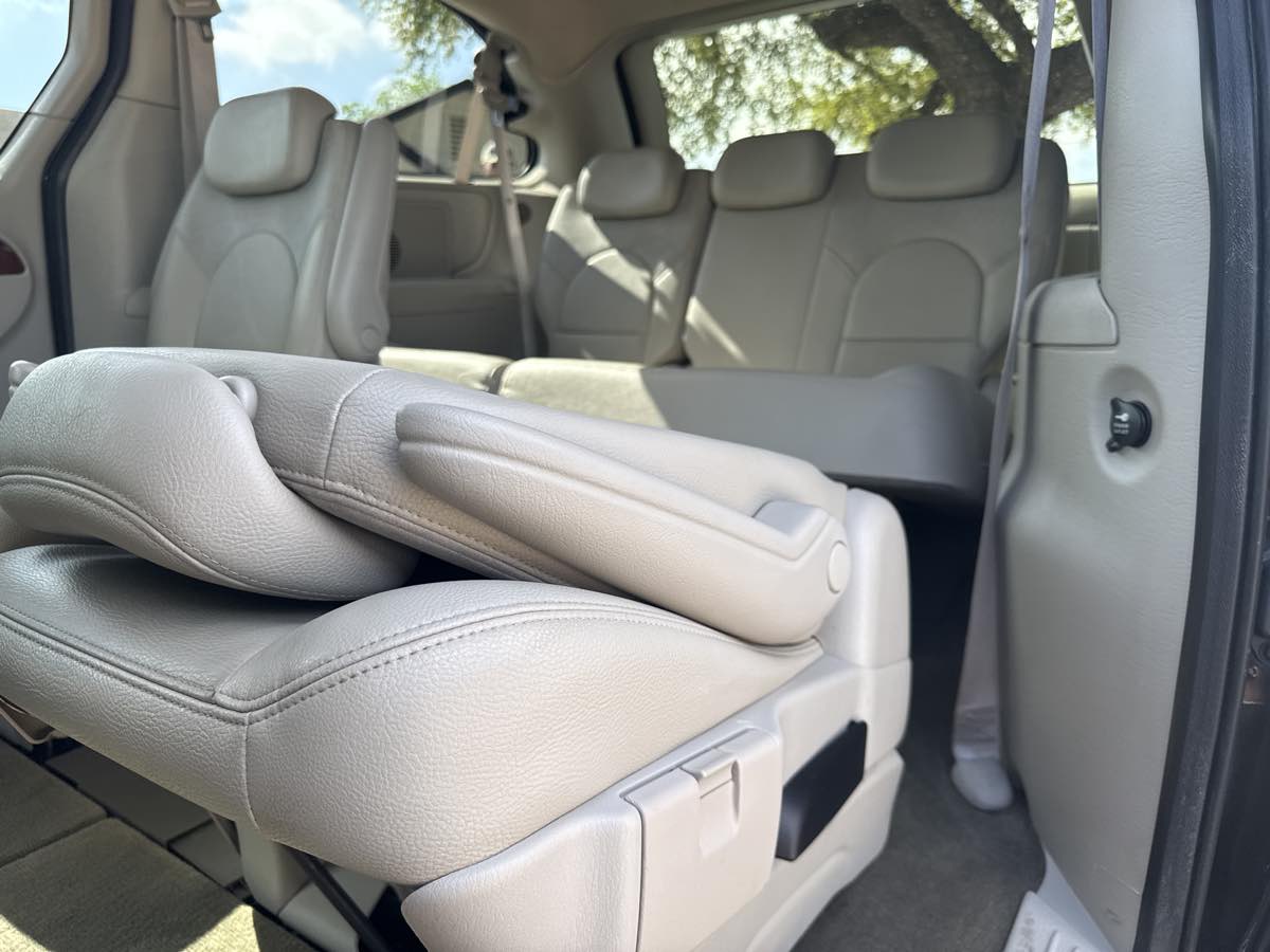 2007 Chrysler Town & Country Limited - Photo 7