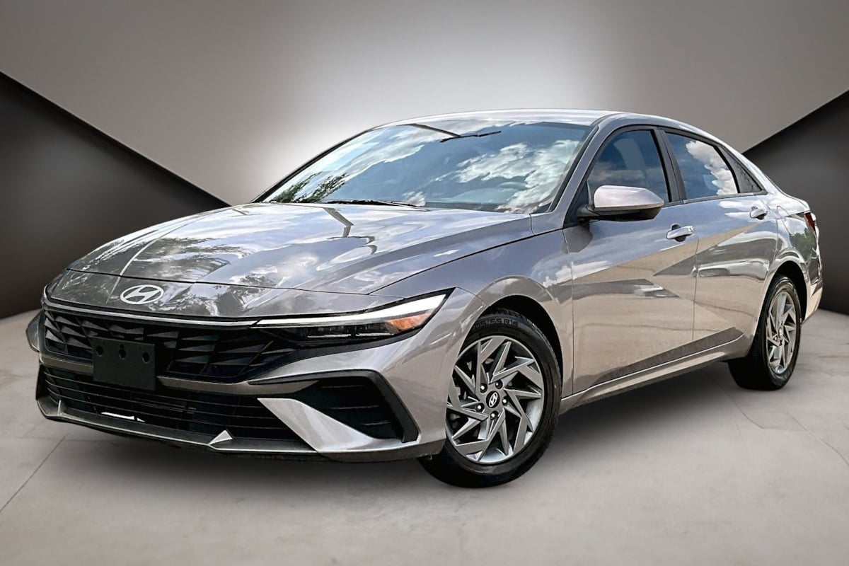 Hyundai Elantra photo 2
