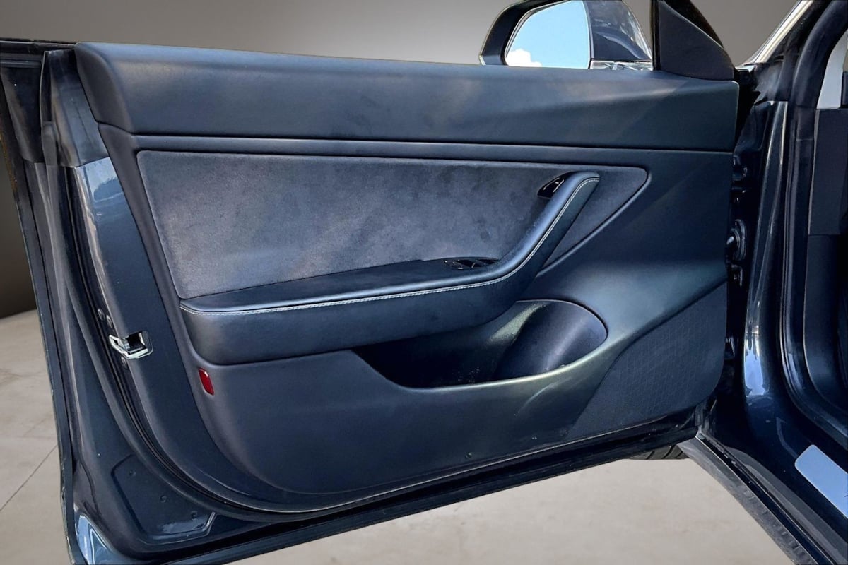 Tesla Model 3 photo 19