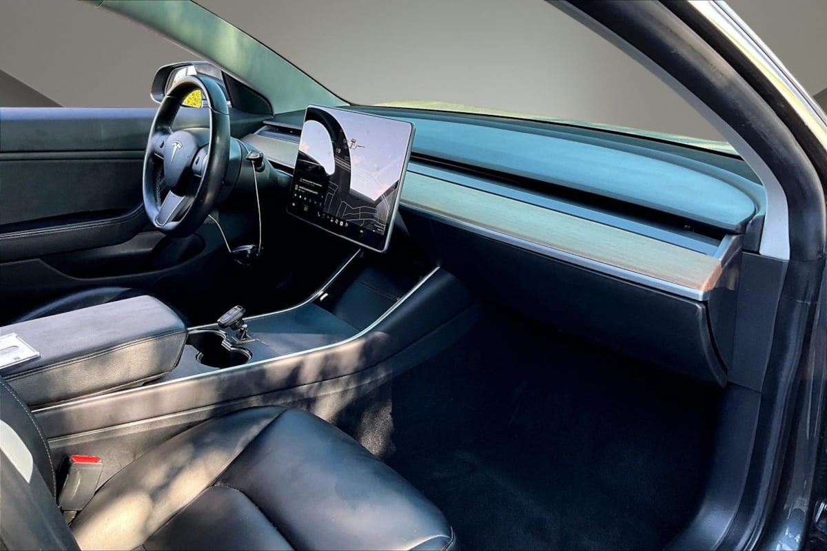 Tesla Model 3 photo 25