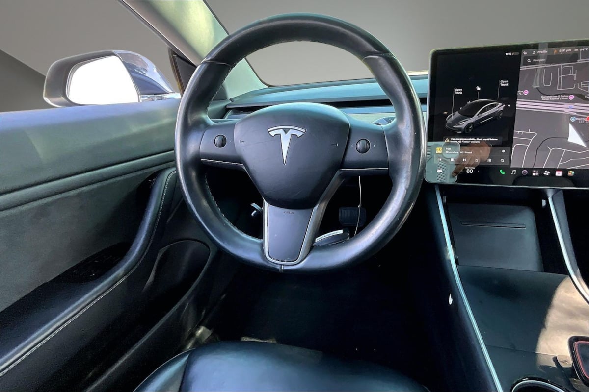 Tesla Model 3 photo 9