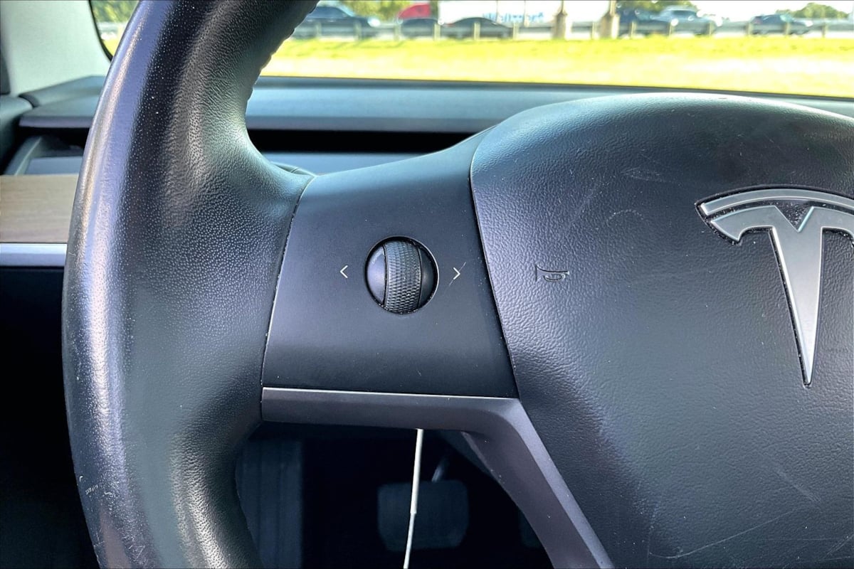 Tesla Model 3 photo 11