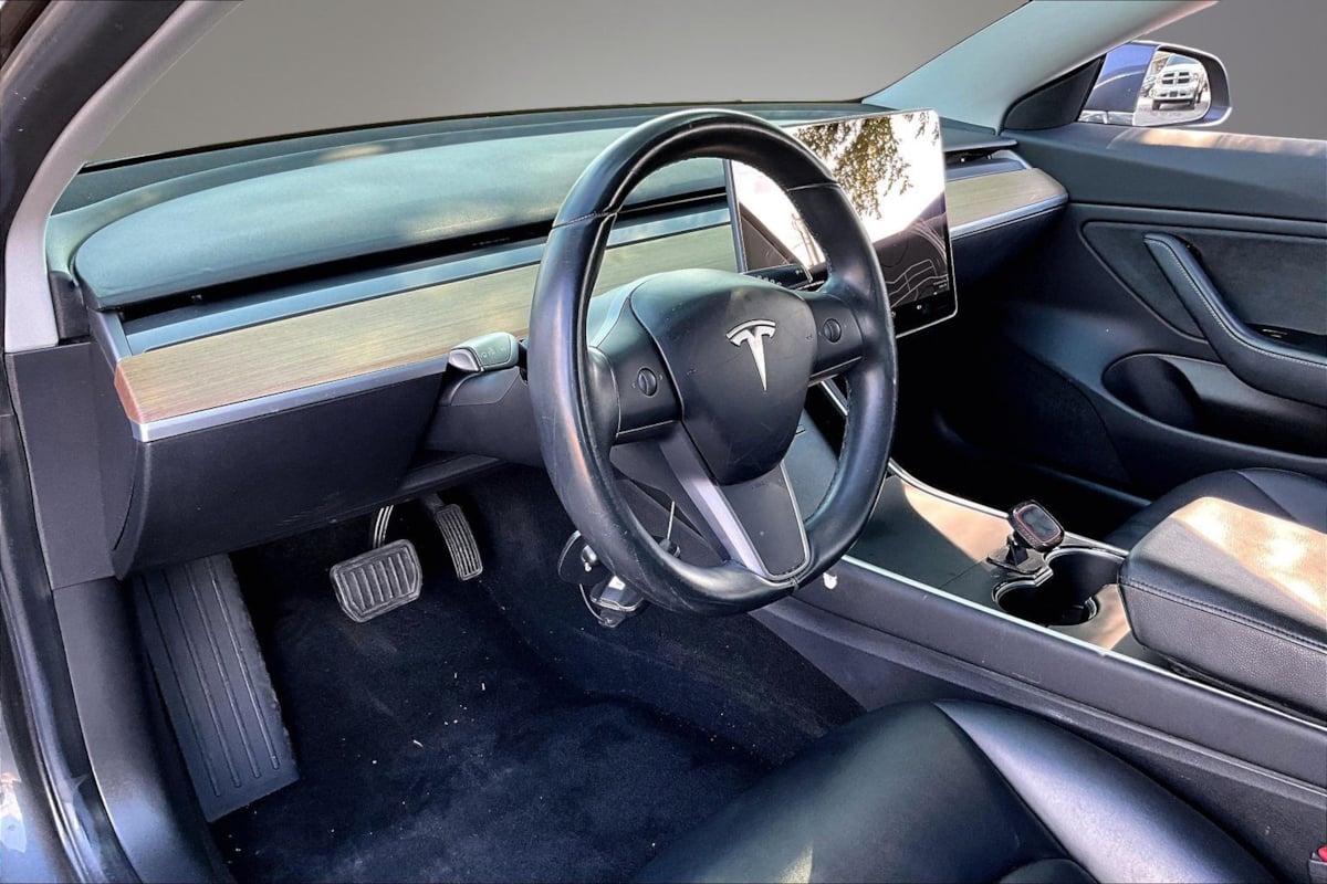 Tesla Model 3 photo 16