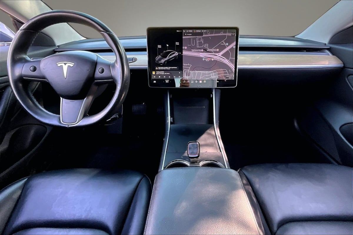 Tesla Model 3 photo 8