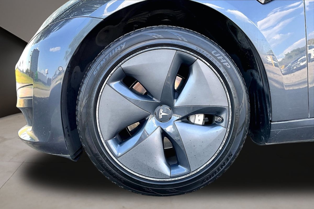 Tesla Model 3 photo 32