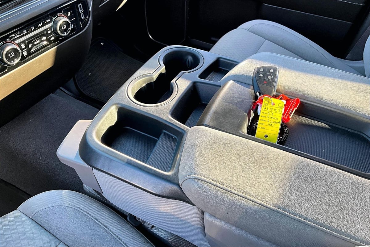 Chevrolet Silverado photo 19