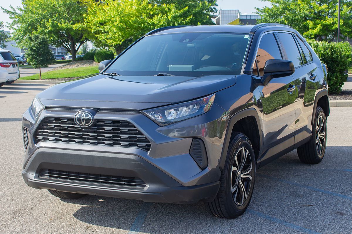 2021 Toyota RAV4 LE photo 3