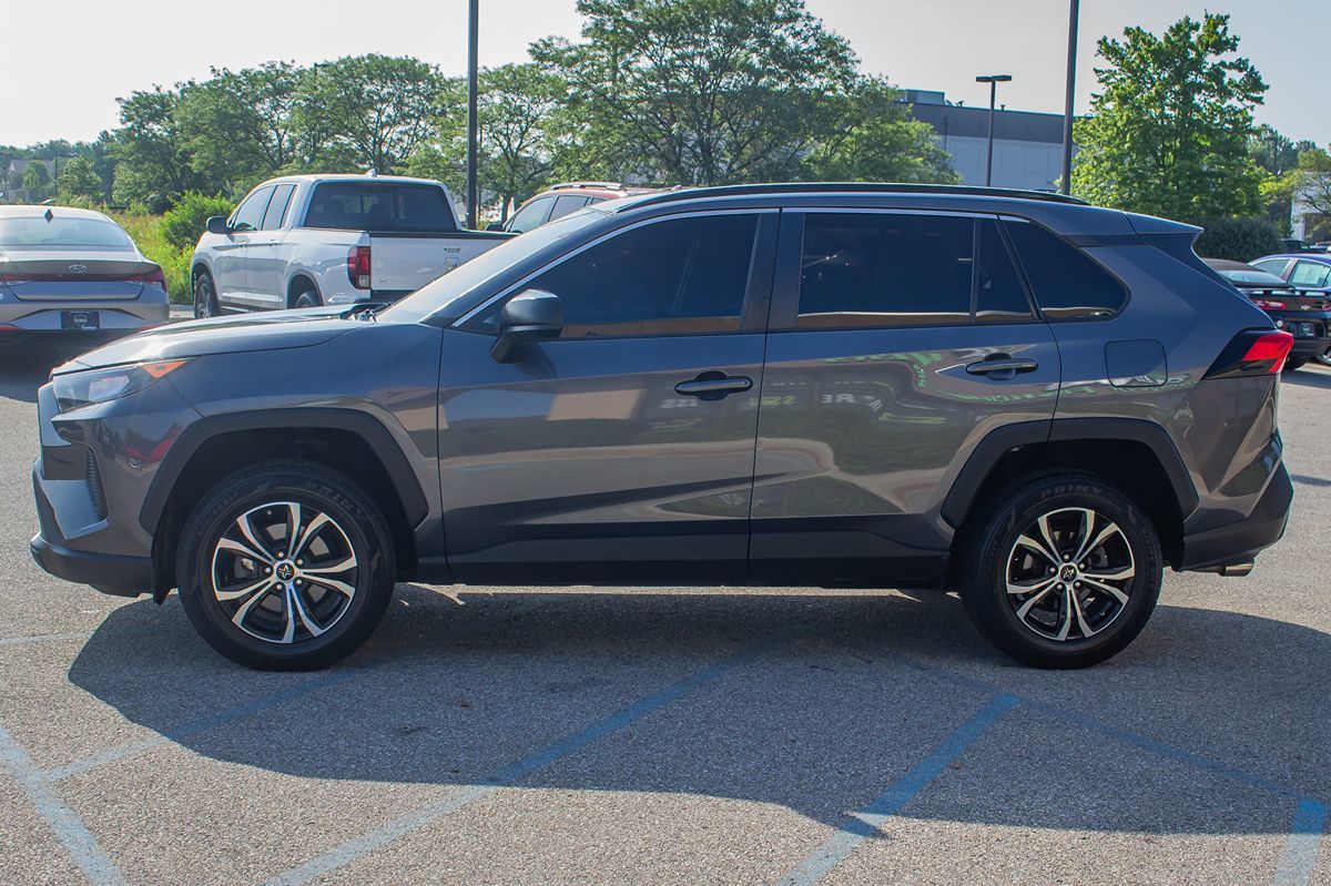 2021 Toyota RAV4 LE photo 4