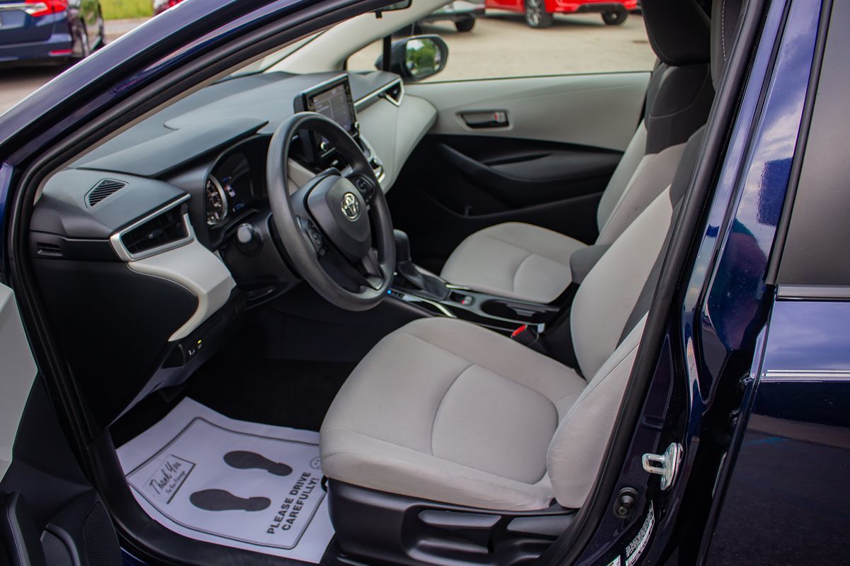 2022 Toyota Corolla LE photo 9
