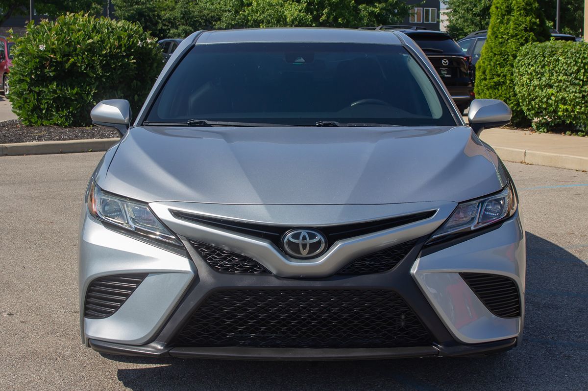 2018 Toyota Camry SE photo 2