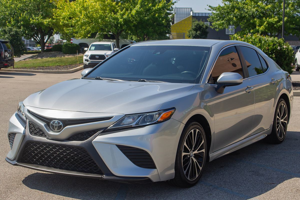 2018 Toyota Camry SE photo 3