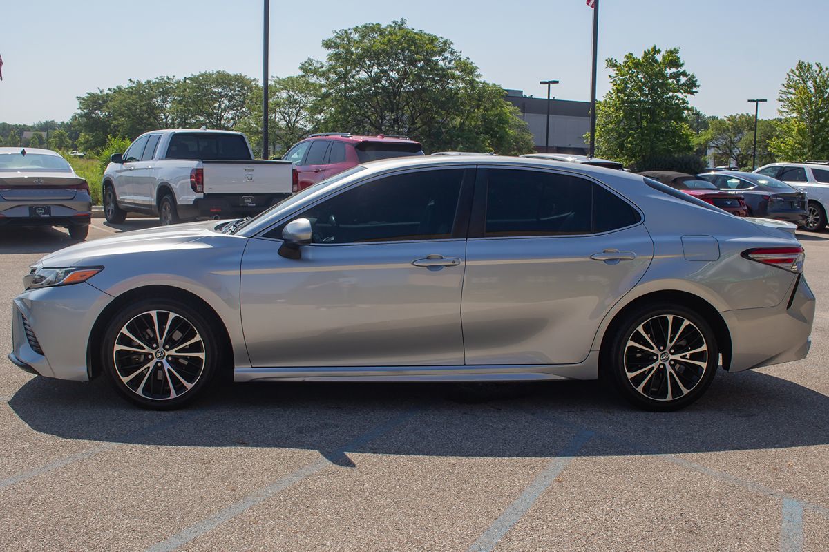2018 Toyota Camry SE photo 4