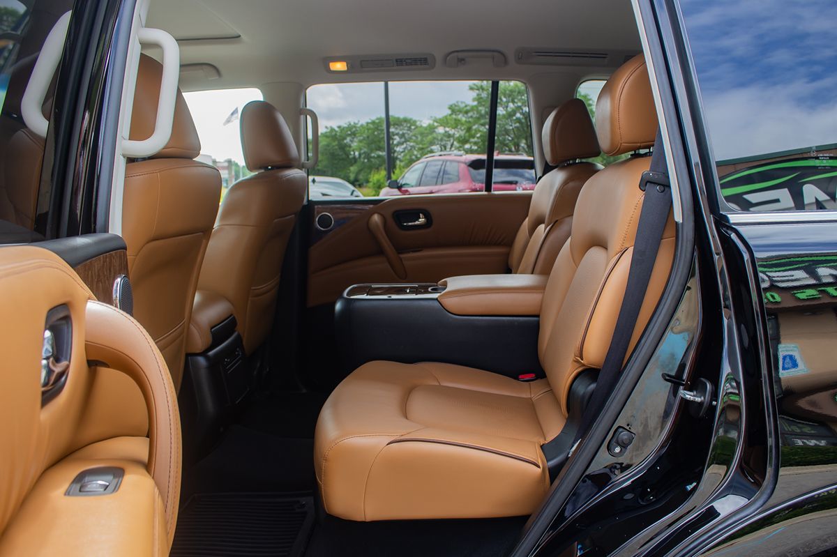 2017 Infiniti QX80 photo 12