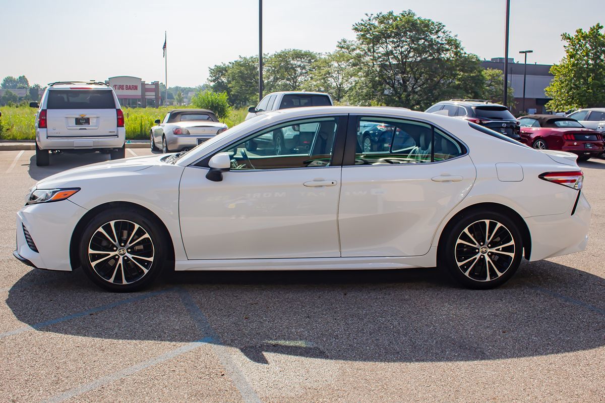 2020 Toyota Camry SE photo 2