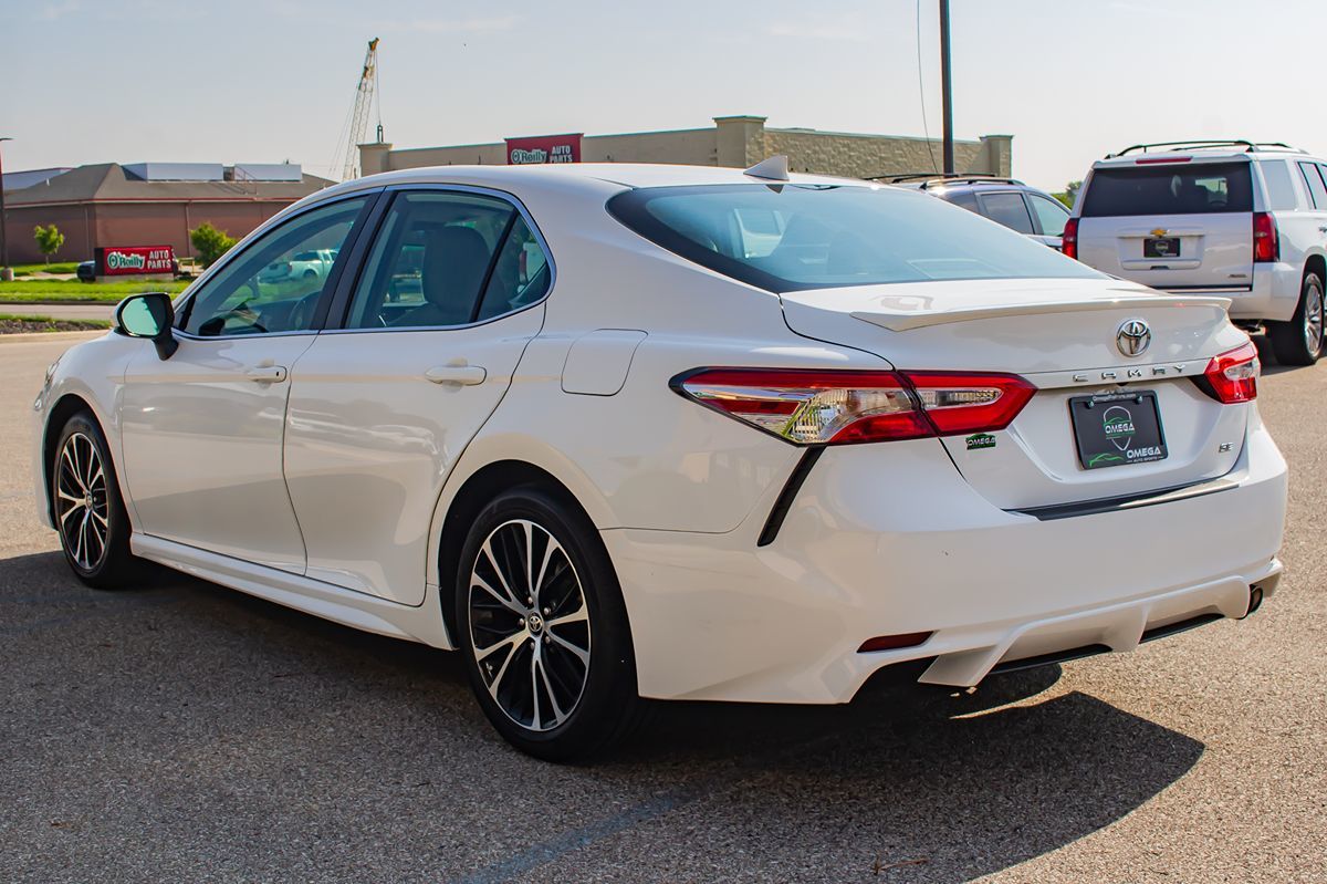 2020 Toyota Camry SE photo 4