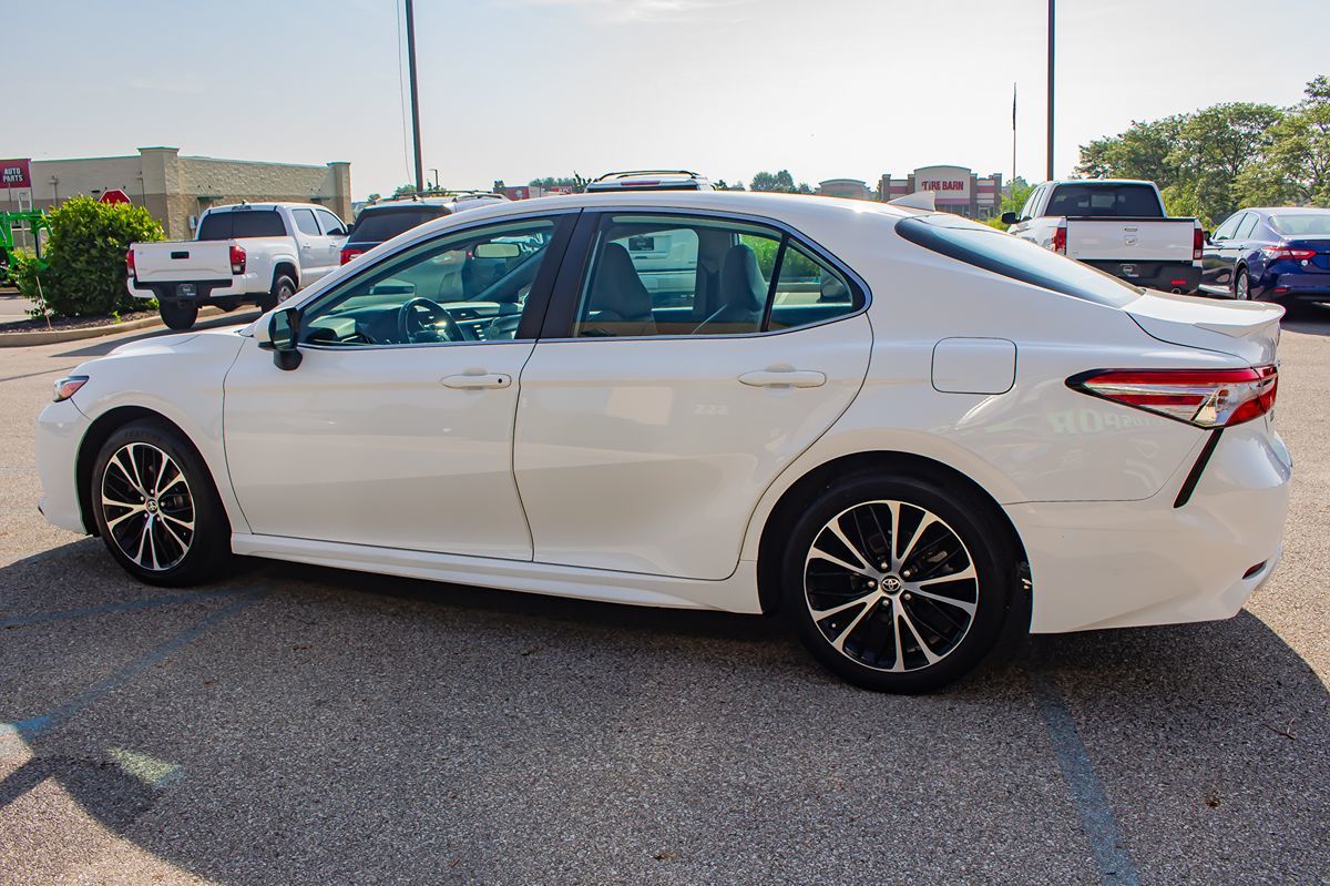 2020 Toyota Camry SE photo 3