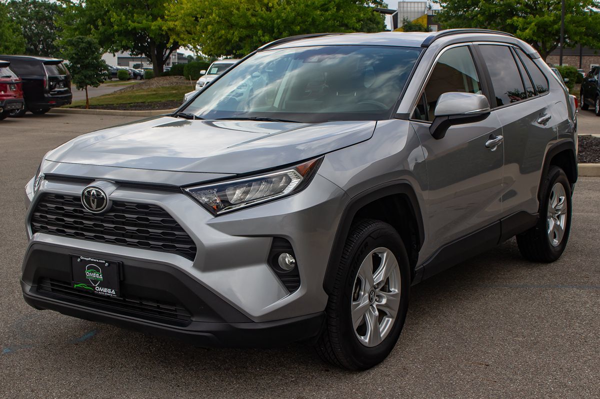 2020 Toyota RAV4 XLE photo 3