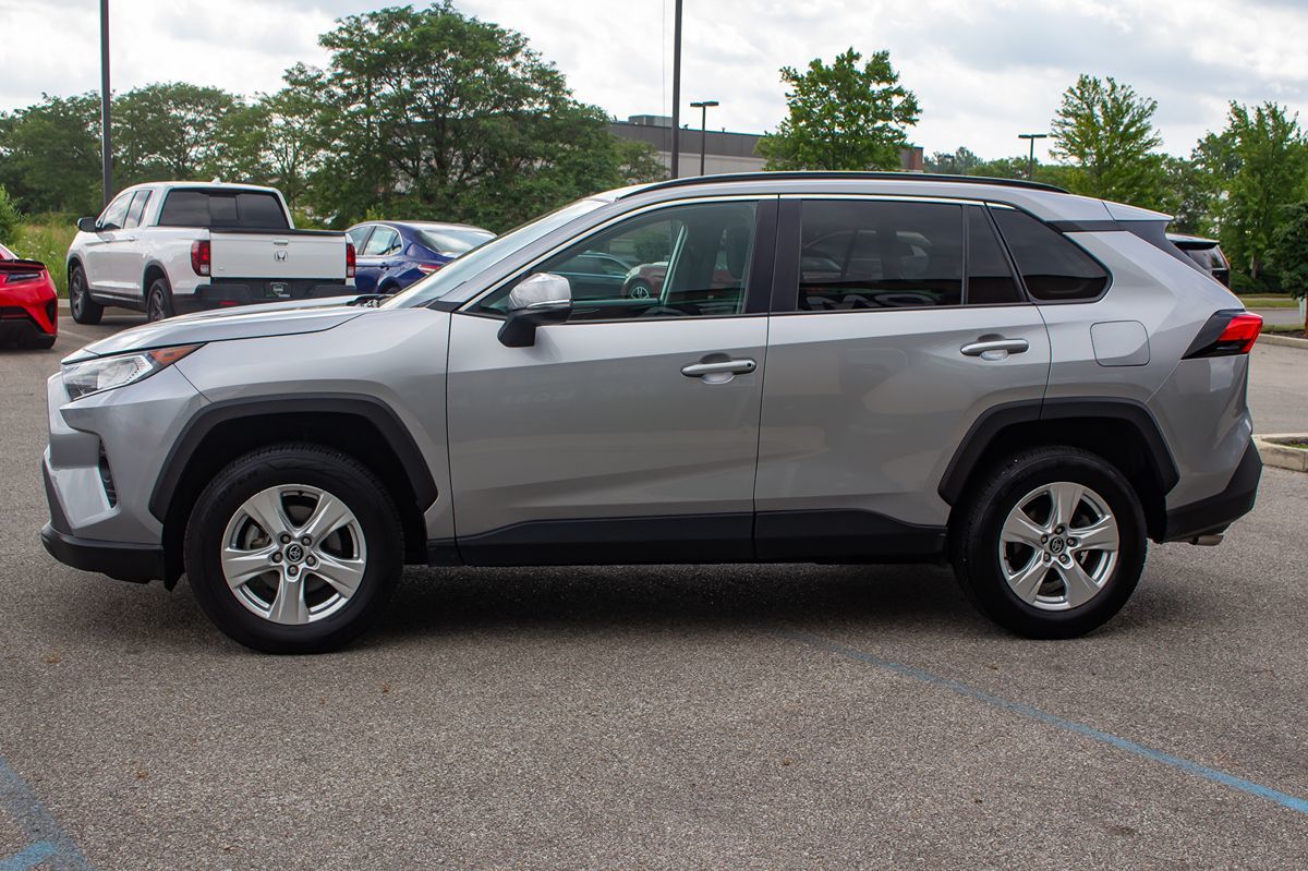 2020 Toyota RAV4 XLE photo 4